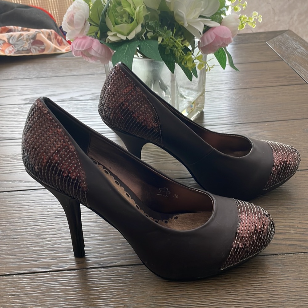 Samrita Sequin detailed Detailed Heels